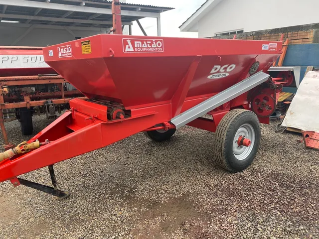 Distribuidor de calcário 2500 kg esteira larga 