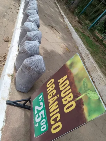 Adubo e terra vegetal 