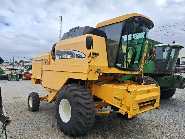 Colheitadeira New Holland TC57 com Plataforma de corte 19 pés flexível com Carro de transp