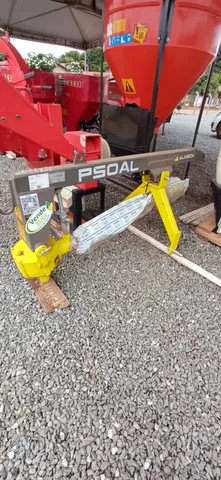 Perfurador de solo acompanhado por 2 brocas uma de 9 e 12