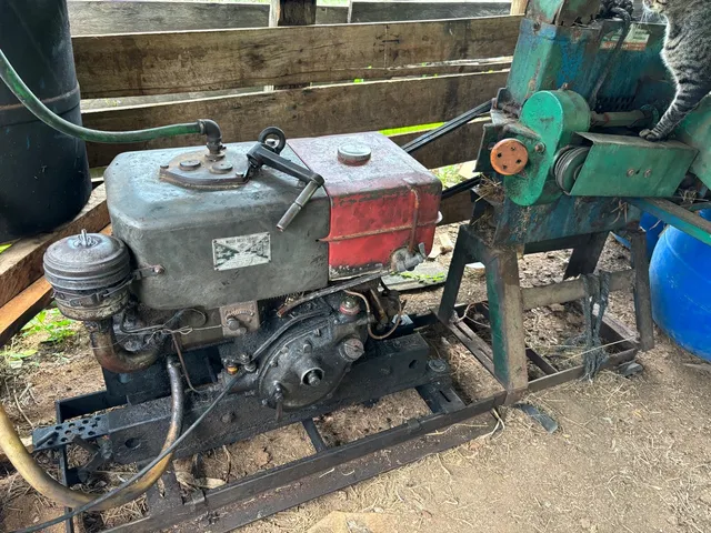 Vendo motor a diesel B10 com Ensiladeira(grande), mais base 
