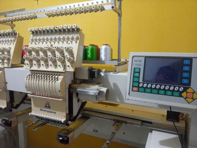 Máquina de bordar industrial
