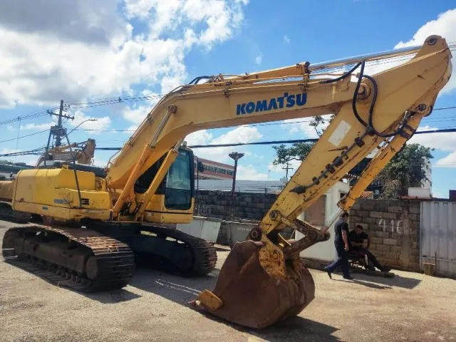 Escavadeira Hidráulica, marca Komatsu, modelo PC200-8B, ano 2010