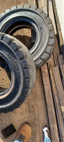Par de pneus usados para empilhadeira.