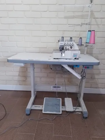 Máquina de costura overloque de 5 fios.