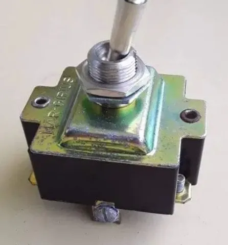 Chave reversora com interruptor de alavanca CR 300 ou 14303.