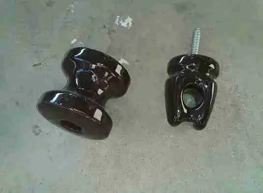 Isolador e roldana de porcelana (novos). O preço refere-se a cada peça.