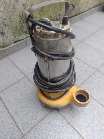 Bomba submersa 220v e 100 metros de mangueira