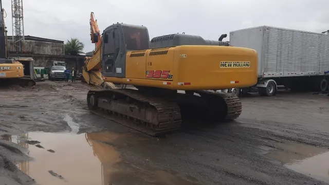 Escavadeira New Holland E385B 2010