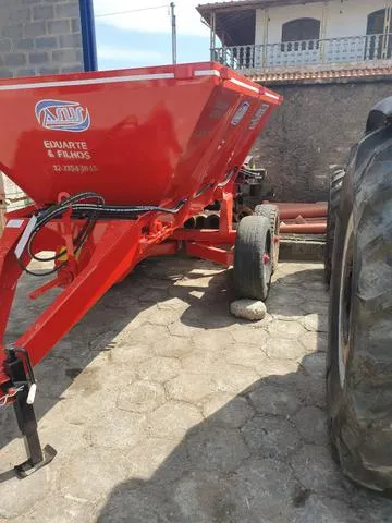 Carreta distribuidora de calcário