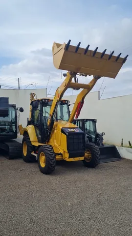 Retroescavadeira Caterpillar 416 ano 2022, cabinada, no Paraná 