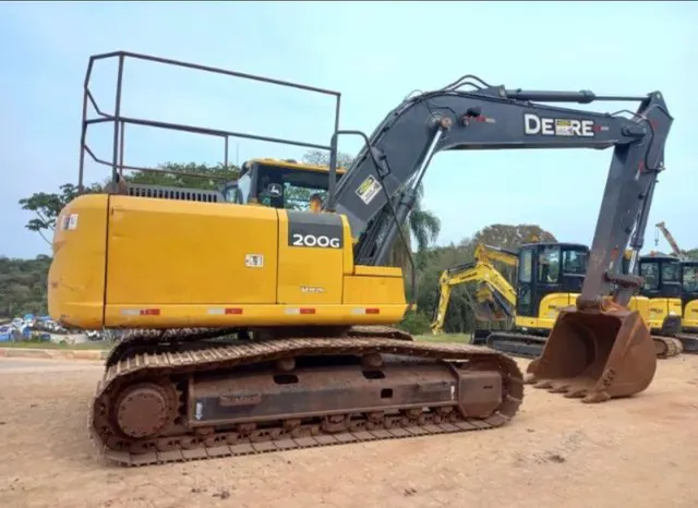 Escavadeira John Deere 200G ano 2020 com 4900 horas, em SP