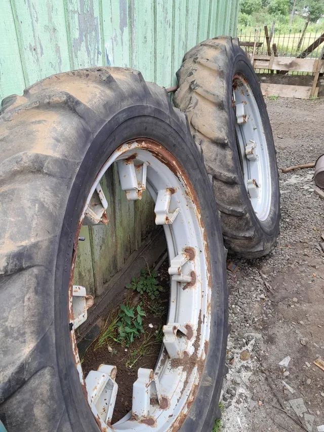 Vendo PAR de RODA e PNEU FINO paraTRATOR