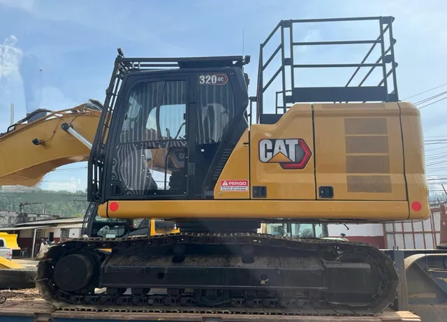 Escavadeira Caterpillar 320GC ano 2020 com 8000 horas, em MG