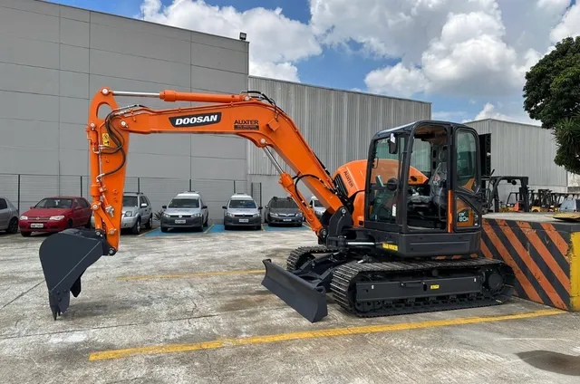 Escavadeira Doosan DX80R ano 2023 com 600 horas, em SP