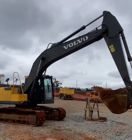 Escavadeira Volvo EC200 ano 2014 com 9000 horas, em SP