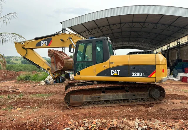 Escavadeira Caterpillar 320DL ano 2010 com 8000 horas, em SP