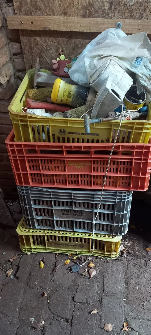 Gaiolas e caixas de verduras