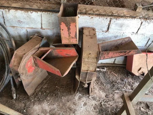 Moedor e bomba de água antigo 