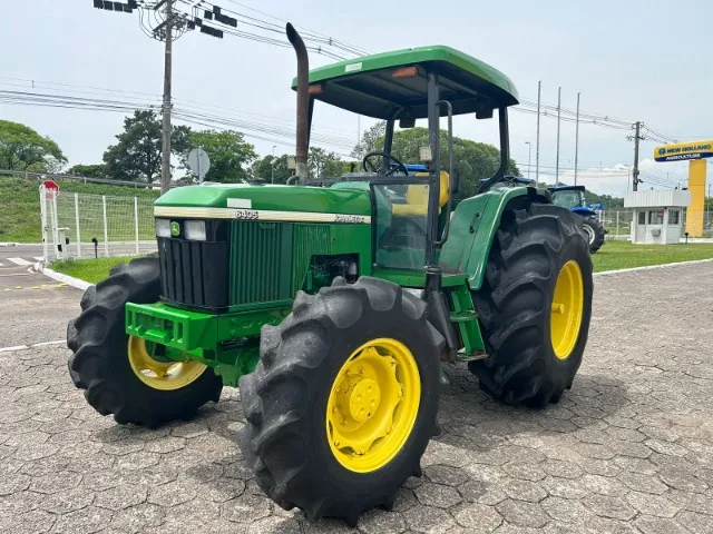 Trator John Deere 6405 ano 2002.