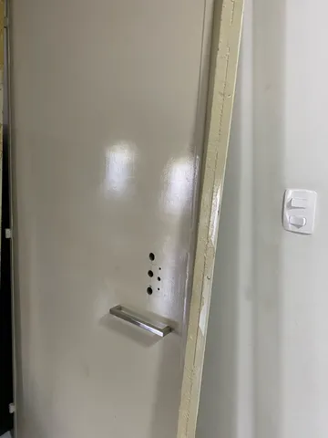 Porta acústica e frigorífica com fechadura 
