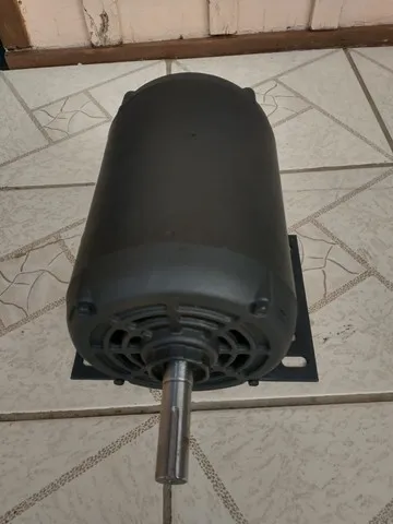 Motor elétrico trifásico para serra circular.