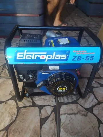 Bomba d'água nova na caixa a gasolina 