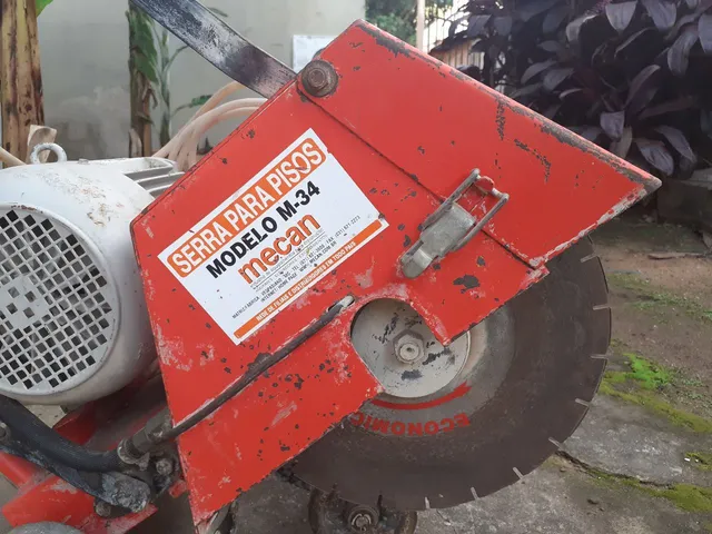 Maquina para corte de asfalto e concreto, antiga, pouco usada e testada.